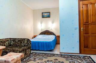 Гостиница Оазис Заозёрное Четырехместный номер с ванной комнатой-1